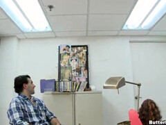 Красивый чувак берет в рот хер друга полностью