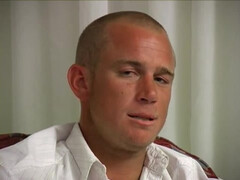 Жизнерадостный чувак сидит в ванной и намыливает пенис рукой