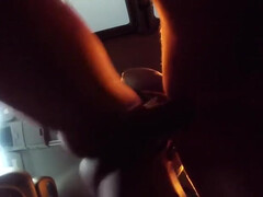 Худенький парень жарит анал друга в автомобиле