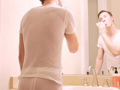 Подглядывает за старшим братом в душе и мастурбирует свой крепкий член