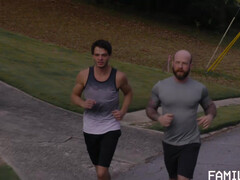 Качки после тренировки балуют друг друга минетом и жарким анальным сексом