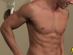 Качок балует себя страстной мастурбацией после активной тренировки