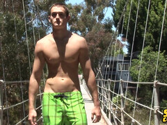 Молодой парень страстно дрочил свой стояк и забрызгал диван спермой