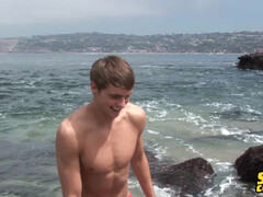 Парнишка устроил своему маленькому члену жаркую мастурбацию и залил все спермой