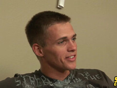 В свободное время баскетболист развлекает свой маленький член дрочкой