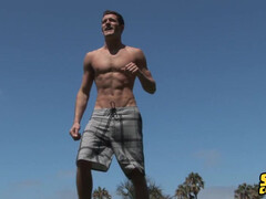 Парень любит регби и обожает обливать себя свежей тягучей спермой