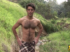 Парень с волосатой задницей устроил страстную мастурбацию на кровати