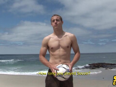 В свободное от спорта время молодой парень развлекается мастурбацией