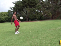 Темнокожий футболист знает, как довести себя до блаженства и кончить