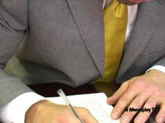 После подписания договора отымел симпатичного помощника в тугой анал