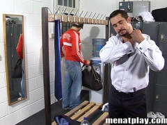 Брутал в деловом костюме сделал минет парню в мужской раздевалке