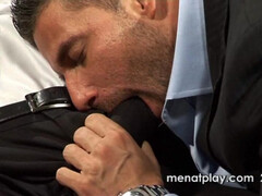 Завял парню глаза, чтобы спокойно отсосать ему член и насладиться минетом