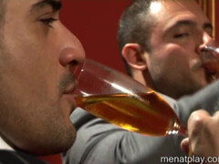 Женатые самцы развлекаются страстным гей сексом втроем и реально кайфуют