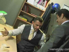 Брутальные парни балуют друг друга анальным проникновением в кабинете