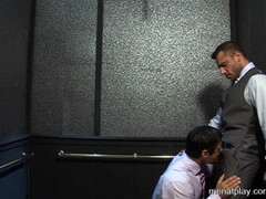 Трахнул симпатичного парня в анал, пока ехал в лифте на свой этаж