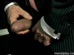 Верный помощник обслужил ртом все члены строгих коллег и впустил их в свой анал