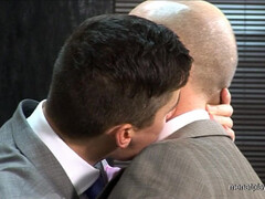 Коллеги каждый раз устраивают гей секс в кабинете, когда никого нет в офисе