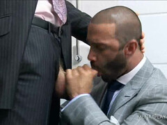 Парни решили немного отвлечься от работы и побаловать свои члены отсосом