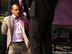 Друзья заставили мужика сосать члены и подставить свой тугой анал для траха