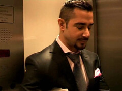 Парень пробрался в дом, чтобы отыметь хозяина в упругую задницу