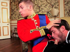 Паренек в форме красиво шпилится с волосатым геем