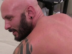 Мускулистый парень жестко долбит зад друга гея