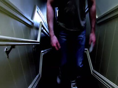 Гей медведь долбит очко мускулистого чувака в спальне