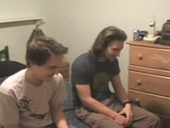 Молодой гей классно отлизывает хер парня в спальне