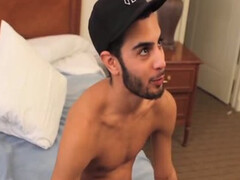 Красивый спортсмен нежно сосет член одногруппника в спальне