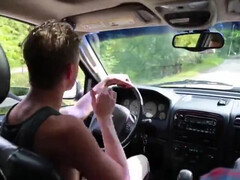 Чувак делает минет другу на свежем воздухе