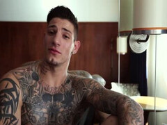 Молодой брюнет берет в рот хуй татуированного гея