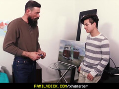 Сынок сосет длинный хер опытного папашки