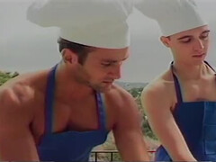 Студент во время готовки облизывает хер партнера в гей порно