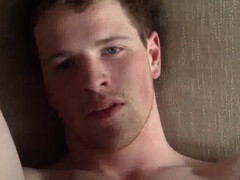 Красавчик дрочит член и показывает тугой анус