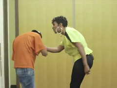 Чернокожий трахарь любит дрочить елдак пальцами