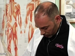 Доктор трахает пациента в анальное отверстие