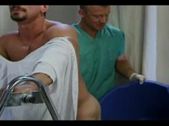 Доктор соблазнил пациента на осмотре и отсосал член