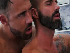 Гейский секс в салоне красоты на кожаном кресле