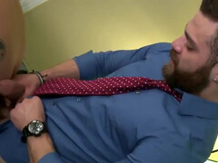 Начальник долбит подчиненного в узкую попу