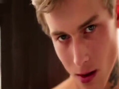 Молодые пареньки трахаются втроем на постели