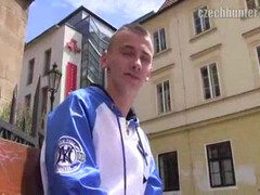 Молодой гей сосет и дрочит член незнакомца