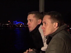 Молодые парни делают минет и трахаются в гей порно