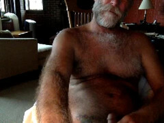 Старикашка дрочит короткий хер перед вебкой