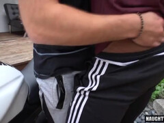 Мускулистый русский гей долбит тугое очко негра