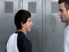 Секс тренера со спортивным красавчиком