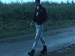 Гей в маске дрочит другу прямо в машине и сосет его член