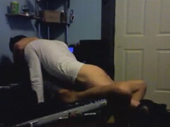 Два красивых гея трахаются на кожаном диване в полумраке