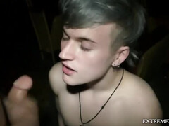 Парень  делает минет другу на заднем сидении в кино