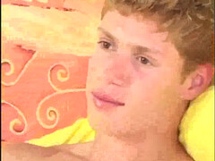 Кучерявый блондин сольно мнет свой пенис перед вебкой