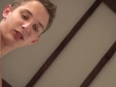 Симпатичный парень прижимает красавчика к стене и ебет в очк